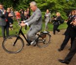 Le Prince Charles à vélo, sous bonne escorte 