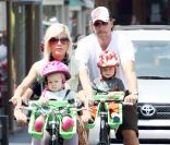 Tori Spelling à velo, les enfants d'abord ! 