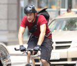 Joseph Gordon Lewitt à velo, ça va se terminer par une chute 