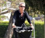 Jamie Lee Curtis à velo, bien décidée à y aller 