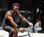Carlos Leon à velo, dans son élément 