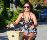 Vanessa Hudgens à velo, en plein soleil 