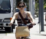 Rachel Bilson à velo, le casque protège le panier 