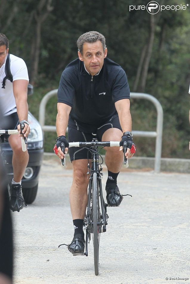 Nicolas Sarkozy à velo, normal. 