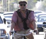 Billy Zane à velo, c'est une tenue ça ? 