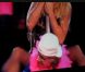 Britney Spears offre une lap-dance des plus sensuelles à son homme lors d'un concert à Uniondale (Etats-Unis), le mardi 2 août 2011.