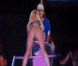 Britney Spears offre une lap-dance des plus sensuelles à son homme lors d'un concert à Uniondale (Etats-Unis), le mardi 2 août 2011.