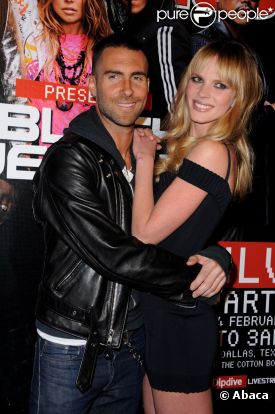  Adam Levine avec sa compagne Anne à Dallas, le 4 février 2011. 