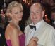 Albert II de Monaco et sa douce Charlene assistent au 63e Bal de la Croix-Rouge monégasque, le 5 août 2011.