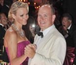 Albert II de Monaco et sa douce Charlene assistent au 63e Bal de la Croix-Rouge monégasque, le 5 août 2011.