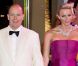 Albert II de Monaco et sa douce Charlene assistent au 63e Bal de la Croix-Rouge monégasque, le 5 août 2011.