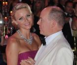 Albert de Monaco et Charlene ouvrent le bal du 63e gala de la Croix-Rouge monégasque, le vendredi 5 août 2011.