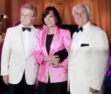  Denise Fabre, son mari Francis et Yves Piaget au 63e bal de la Croix-Rouge, le 5 août 2011. 