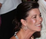 Caroline épaule le prince Albert de Monaco, son frère, lors du 63e bal de la Croix-Rouge monégasque. 5 août 2011