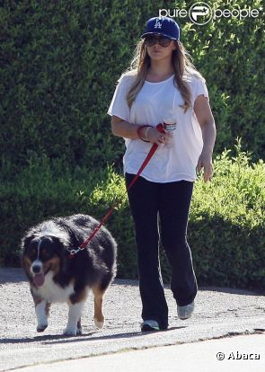 Hilary Duff promène son chien à Los Angeles, vendredi 5 août 2011.