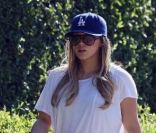 Hilary Duff promène son chien à Los Angeles, vendredi 5 août 2011.