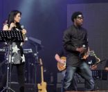 Lucy Liu avec The Bullits sur la scène du Chill Festival à Herefordshire au Royaume-Uni, le 6 août 2011. Le rap pourrait-il lui offrir une seconde carrière ?