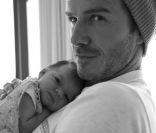 Nouvelle photo de l\'adorable Harper dans les bras de son papa, prise par Victoria Beckham et posté sur Twitter le 7 août 2011.