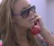 Aurélie répond au téléphone rouge.