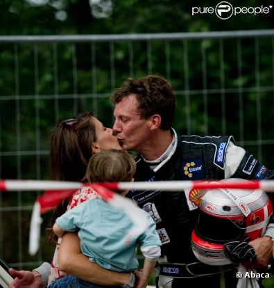 Un baiser de sa princesse Marie et l'admiration de son petit prince Henrik, suffisant pour réconforter le prince Joachim ! 
 Comme chaque année au premier week-end d'août, le prince Joachim de Danemark disputait le 6 août 2011 l'épreuve Royal Pro-Am du Grand Prix Historique de Copenhague. Cette année, encore, il a dû abandonner, sous le regard de son épouse la princesse Marie, de leur petit Henrik, 2 ans, et de ses fils NIkolai (9 ans) et Félix (bientôt 12 ans).