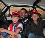  Les princes Felix et Nikolai ont embarqué dans le bolidepiloté par leur papa... 
 Comme chaque année au premier week-end d'août, le prince Joachim de Danemark disputait le 6 août 2011 l'épreuve Royal Pro-Am du Grand Prix Historique de Copenhague. Cette année, encore, il a dû abandonner, sous le regard de son épouse la princesse Marie, de leur petit Henrik, 2 ans, et de ses fils NIkolai (9 ans) et Félix (bientôt 12 ans). 