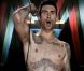 Adam Levine comme Mick Jagger, à moitié nu et entouré de filles à moitié nues