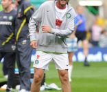  L'échauffement, c'est du sérieux. 
 Star d'Hollywood, Gerard Butler n'en a pas renié pour autant sa passion pour le football et sa pour le club du Celtic Glasgow : il s'est d'ailleurs fait un plaisir d'en porter les couleurs, le 9 août 2011 au Celtic Park, pour défier les légendes Manchester United dans un match caritatif. 