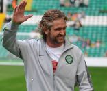 Star d'Hollywood, Gerard Butler n'en a pas renié pour autant sa passion pour le football et sa pour le club du Celtic Glasgow : il s'est d'ailleurs fait un plaisir d'en porter les couleurs, le 9 août 2011 au Celtic Park, pour défier les légendes Manchester United dans un match caritatif.
