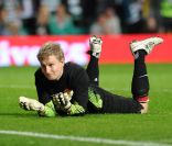Le gardien de but des légendes du Celtic, le 9 août 2011 au Celtic Park, face aux légendes de Manchester United, était le présentateur télé Patrick Kielty. 
