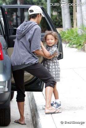 Comme tous les matins, Halle Berry accompagne sa fille Nahla à l'école. Los Angeles, 10 août 2011 