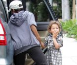 Comme tous les matins, Halle Berry accompagne sa fille Nahla à l'école. Los Angeles, 10 août 2011 