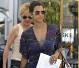 Halle Berry le 10 août 2011 à Los Angeles avec sa maman Judith. Elle porte un sac Tod's modèle Ivy. 