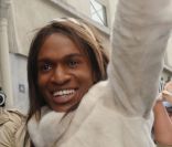 FX prend la pose devant le Barrio Latino avant de rencontrer les fans de Carre Viiip à Paris en mars 2011