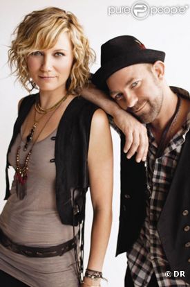 Grosse frayeur et gros émoi pour le duo Sugarland, samedi 13 août 2011 à Indianapolis : des vents violents ont fait s'effondrer une scène, tuant quatre personnes et en blessant des dizaines d'autres...