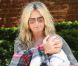 Penny Lancaster : Pause tendresse avec bébé pour la superbe mère poule