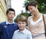 Les princes Nikolai, presque 11 ans, et Felix, 9 ans, ont fait leur rentrée à l'école Krebs de Copenhague le 15 août 2011, accompagnés par leur mère la comtesse Alexandra, ex-épouse du prince Joachim de Danemark.
