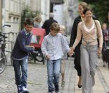Les princes Nikolai, presque 11 ans, et Felix, 9 ans, ont fait leur rentrée à l'école Krebs de Copenhague le 15 août 2011, accompagnés par leur mère la comtesse Alexandra, ex-épouse du prince Joachim de Danemark.