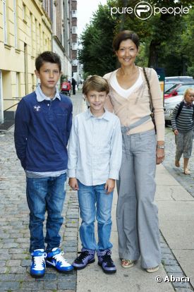 Les princes Nikolai, presque 11 ans, et Felix, 9 ans, ont fait leur rentrée à l'école Krebs de Copenhague le 15 août 2011, accompagnés par leur mère la comtesse Alexandra, ex-épouse du prince Joachim de Danemark.
