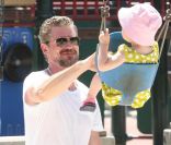 Eric Dane, sorti de rehab, a retrouvé son adorable fille Billie pour une journée ensoleillée à Los Angeles. Le 15 août 2011<br />