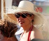 Jerry hall se promène sur le port de Saint-Tropez et prend en photo des amis le 15 août 2011