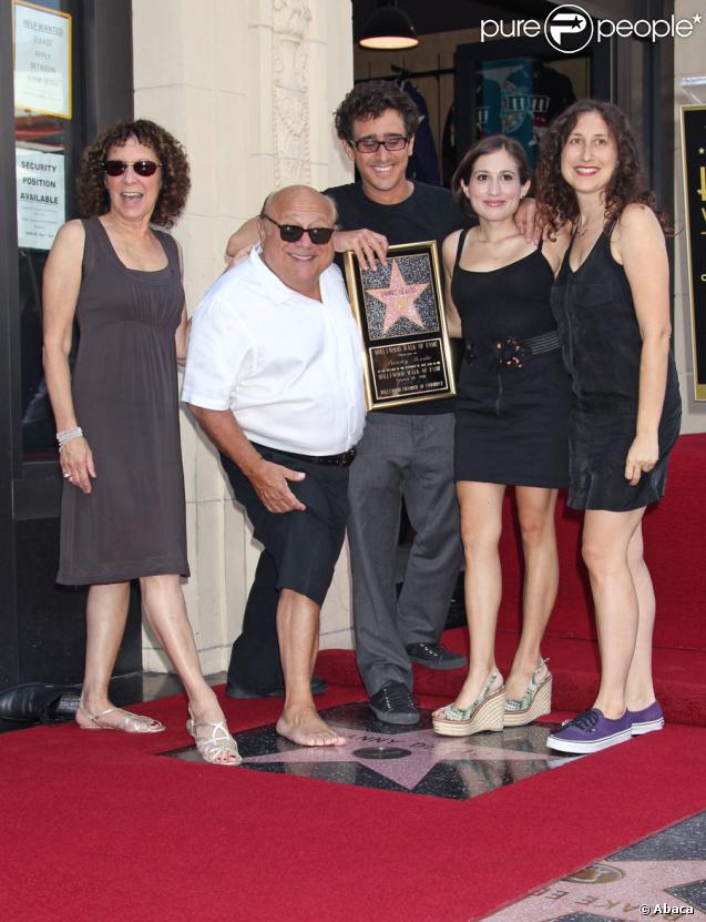 Danny DeVito, entouré de sa femme Rhea et de ses enfants, reçoit son étoile sur le Walk of Fame à Hollywood le 18 août 2011