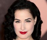  Avec son trait d'eyeliner à la Audrey Hepburn, Dita Von Teese a trouvé comment souligner ses magnifiques yeux bleus. 