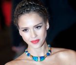  Jessica Alba est certainement l'une des plus belles femmes d'Hollywood. Un simple battement de cils et la belle est sûre de faire des étincelles avec son regard sombre et pétillant. 
