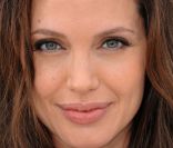  Parmi ses atouts de séduction, Angelina Jolie peut se vanter d'avoir de ravissants yeux bleus en amande. 