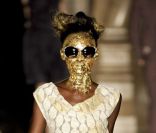   Tendance beauté de l'automne 2011 : regards précieux  
 Défilé Vivienne Westwood Automne-Hiver 2011/2012 
 &nbsp; 