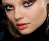   Tendance beauté de l'automne 2011 : regards précieux  
 Backstage défilé Dsquared² Automne-Hiver 2011/2012 
 &nbsp; 