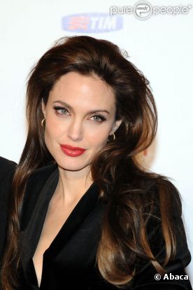 Smoky eyes et rouge à lèvres clinquant, Angelina Jolie était superbe pour la première de son film  The Tourist  en Italie. Rome, le 15 décembre 2010.