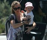Rebecca Gayheart s\'offre un pique-nique avec sa fillette Billie et son père Curtis. Los Angeles, 20 août 2011