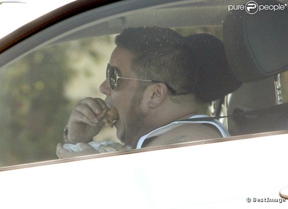  Dans sa BMW, dont le pare-choc arrière est endommagé depuis presque un mois, Chaz Bono finit de déjeuner avant de rentrer chez lui dans sa demeure de West Hollywood le 22 août 