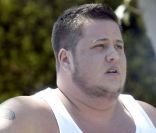  Dans sa BMW, dont le pare-choc arrière est endommagé depuis presque un mois, Chaz Bono finit de déjeuner avant de rentrer chez lui dans sa demeure de West Hollywood le 22 août 